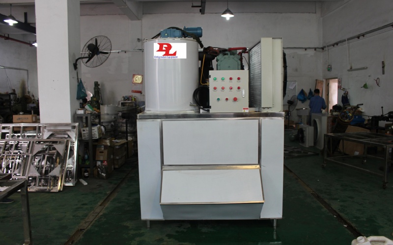 RT-Mart Pingzhen Store purchased 2T freshwater flake ice evaporator and ice storage bin