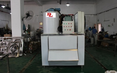 congratulate!RT-Mart Zhonghao Store purchased 2T freshwater flake ice evaporator and ice storage bin